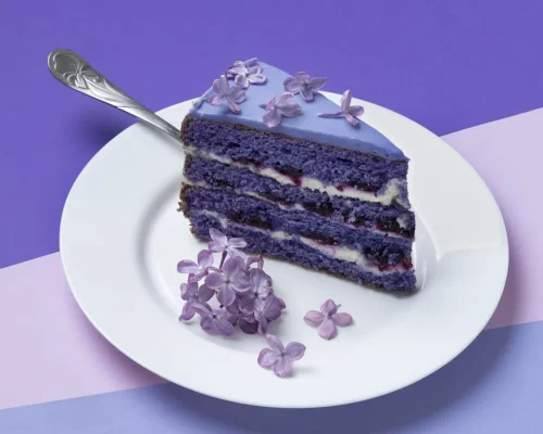 gateau-a-angle-eleve-avec-des-fleurs-sur-une-assiette