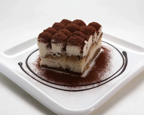 gros-plan-d-un-morceau-de-tiramisu-frais-et-savoureux-sur-une-plaque-blanche